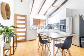 Tropical Garden Villa 5 Mins From City Centre